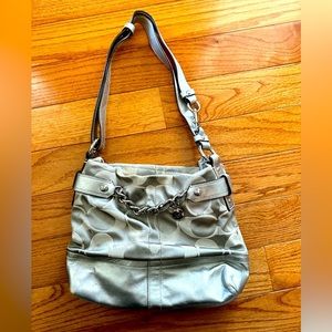 👜 Vintage Silver Coach Shoulder Purse.